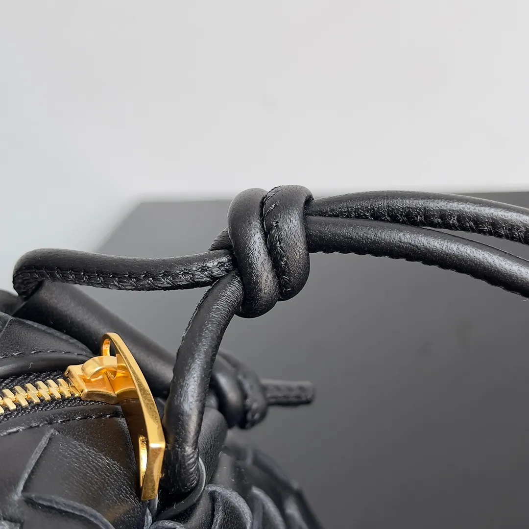 Batch 1560 New version and new color (third generation) 𝗕𝗼𝘁𝘁𝗲𝗴𝗮 𝗩𝗲𝗻𝗲𝘁𝗮———— The latest version of the loop camera bag💥 at the BV King of Cost-Effectiveness counter, large woven texture➕As always, ultra-high-quality lambskin, with zippers and adjustable drawstrings, it is especially suitable for the belly💫It can fit anything, and it is very light in weight. It is suitable for girls of all ages. Size: 17*10*6cm Style number: 723547